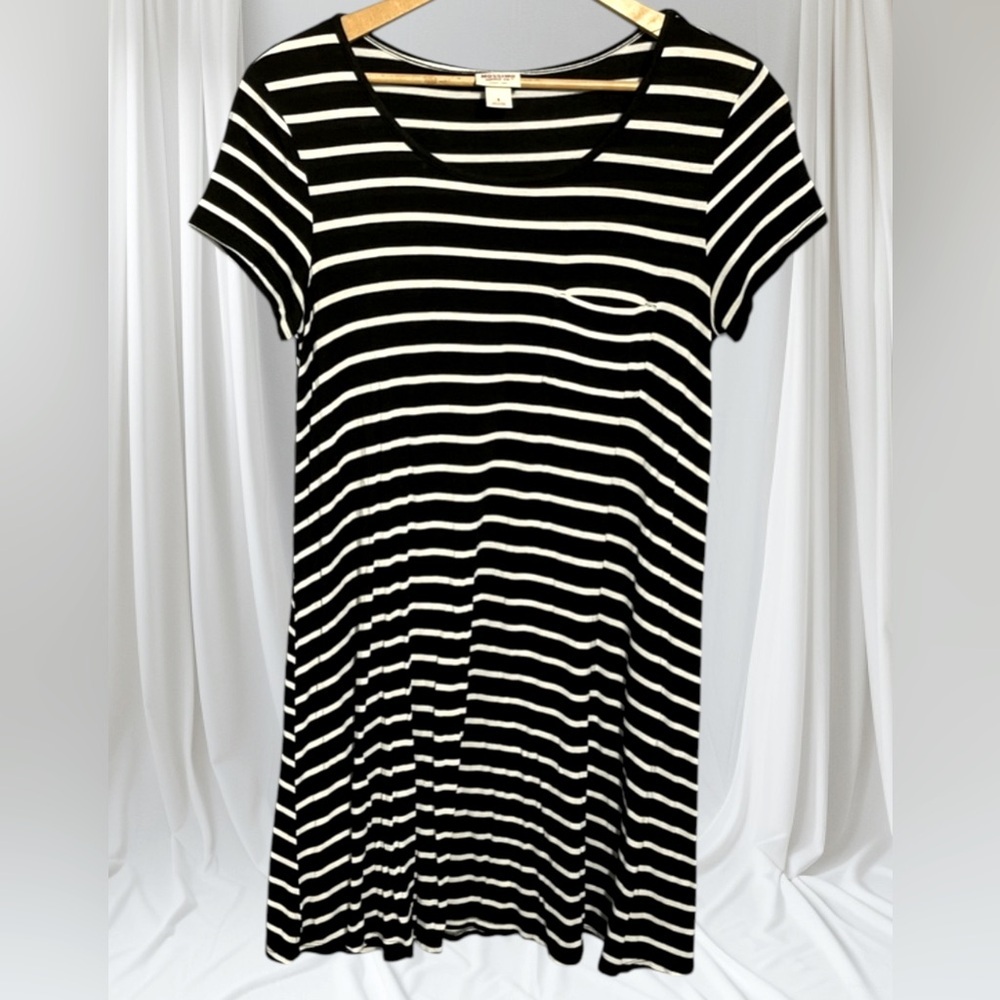 Woman’s Mossimo T-shirt pocket black and white swing dress size medium